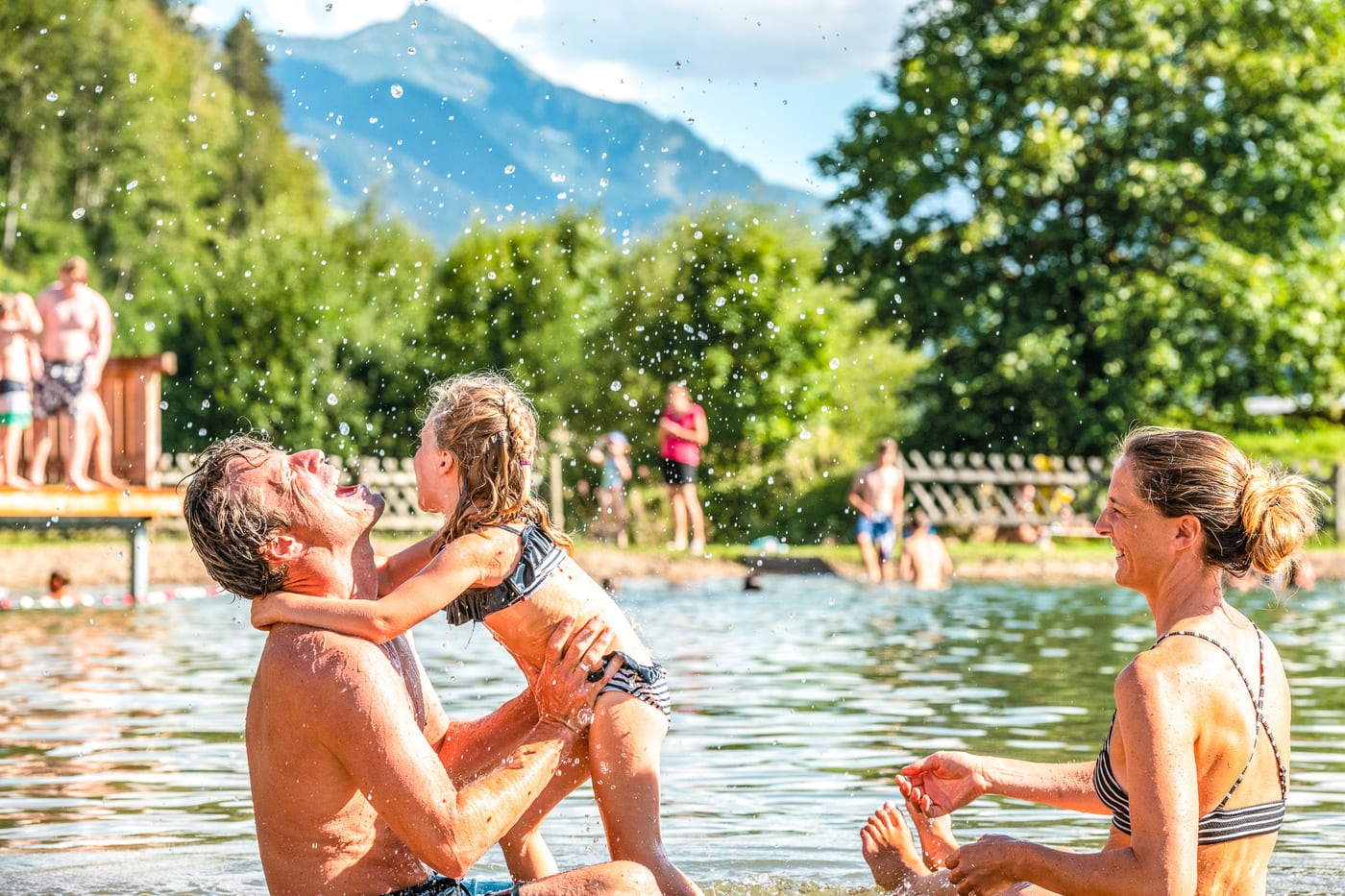 Familie beim Baden im Badesee von Eben im Pongau