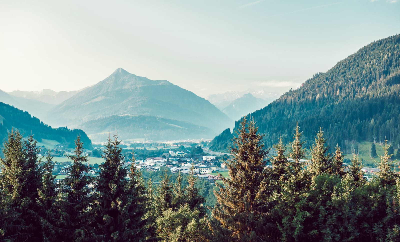 Blick über Eben im Pongau mit den umliegenden Bergen und Wäldern