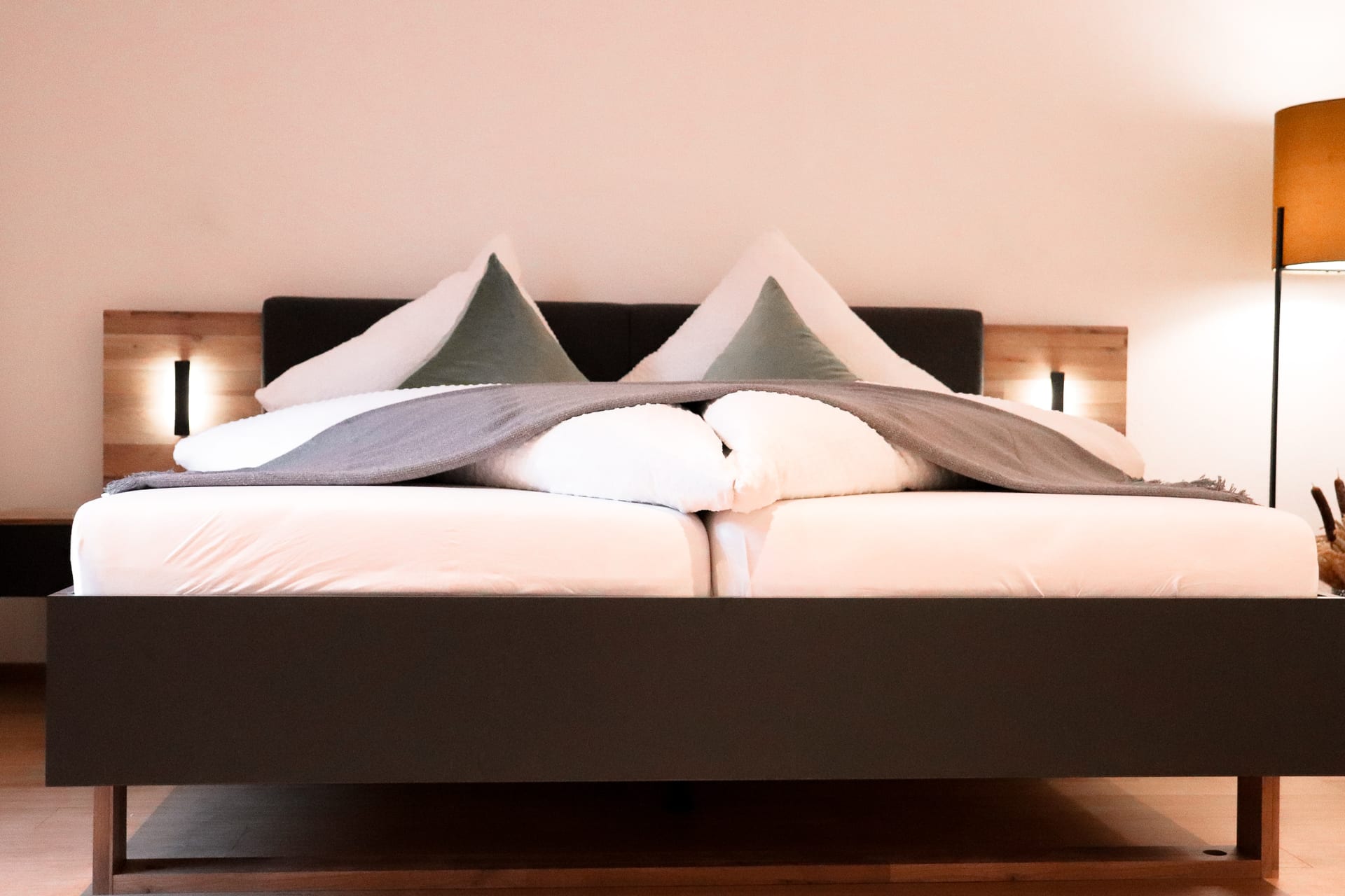 Doppelbett mit Bergkissen im Schlafzimmer des Imi Appartement in Eben im Pongau